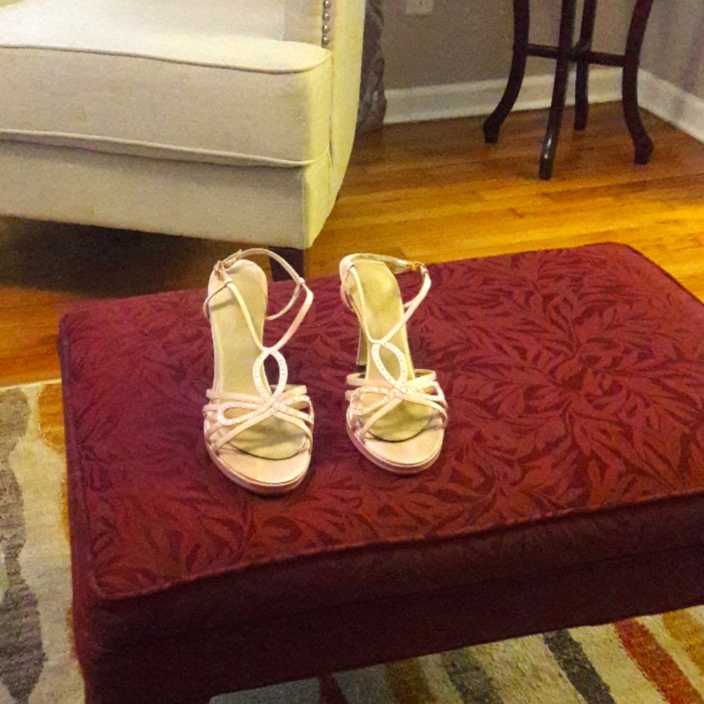 Satin pink dressy sandals. Small platform heels.